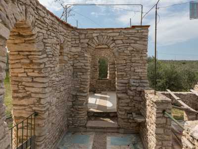In realt� � uno stretto camminamento che segue il perimetro dell�edificio